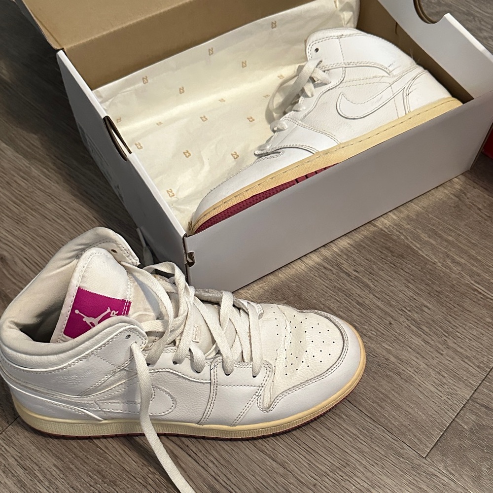Nike Air Jordan Retro 1 "Fuchsia" Athletic640737 100 Size 7Y Slighty Used